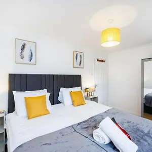 Lovely 2 Bd Hse With Parking Near Excel London