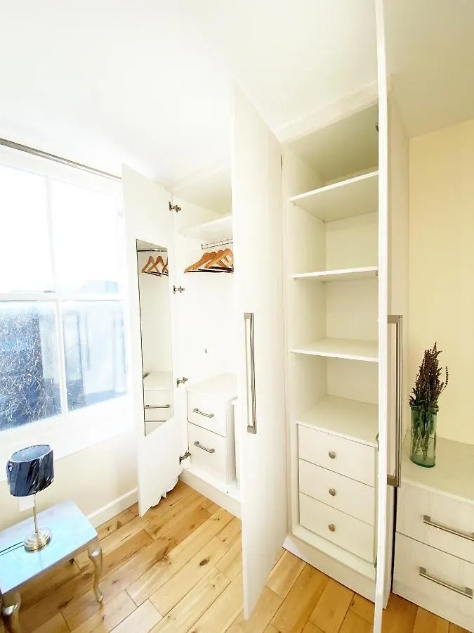 London'S Central East End 2 Bedroom City Apartments
