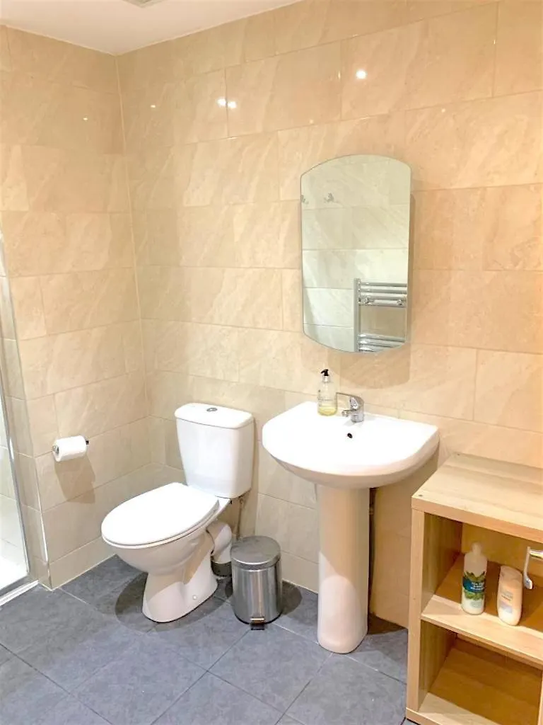 London'S Central East End 2 Bedroom City Apartments United Kingdom