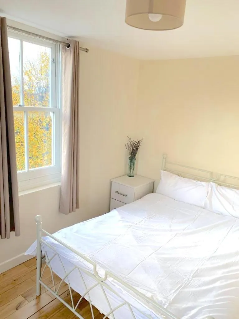 London'S Central East End 2 Bedroom City Apartments London