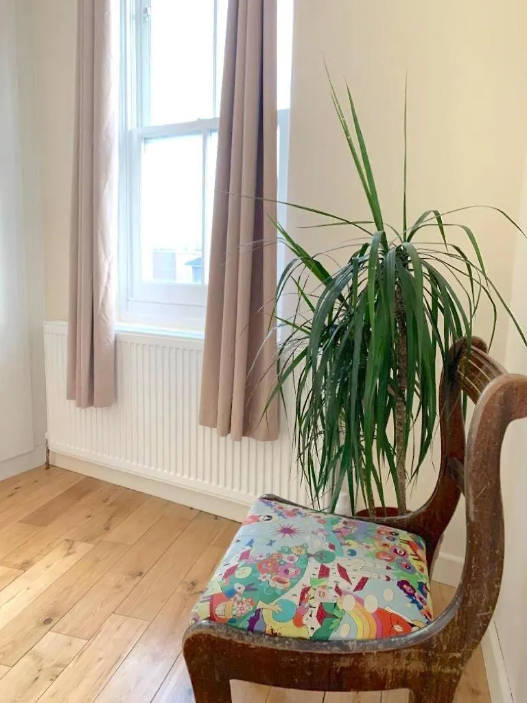 London'S Central East End 2 Bedroom City Apartments  London