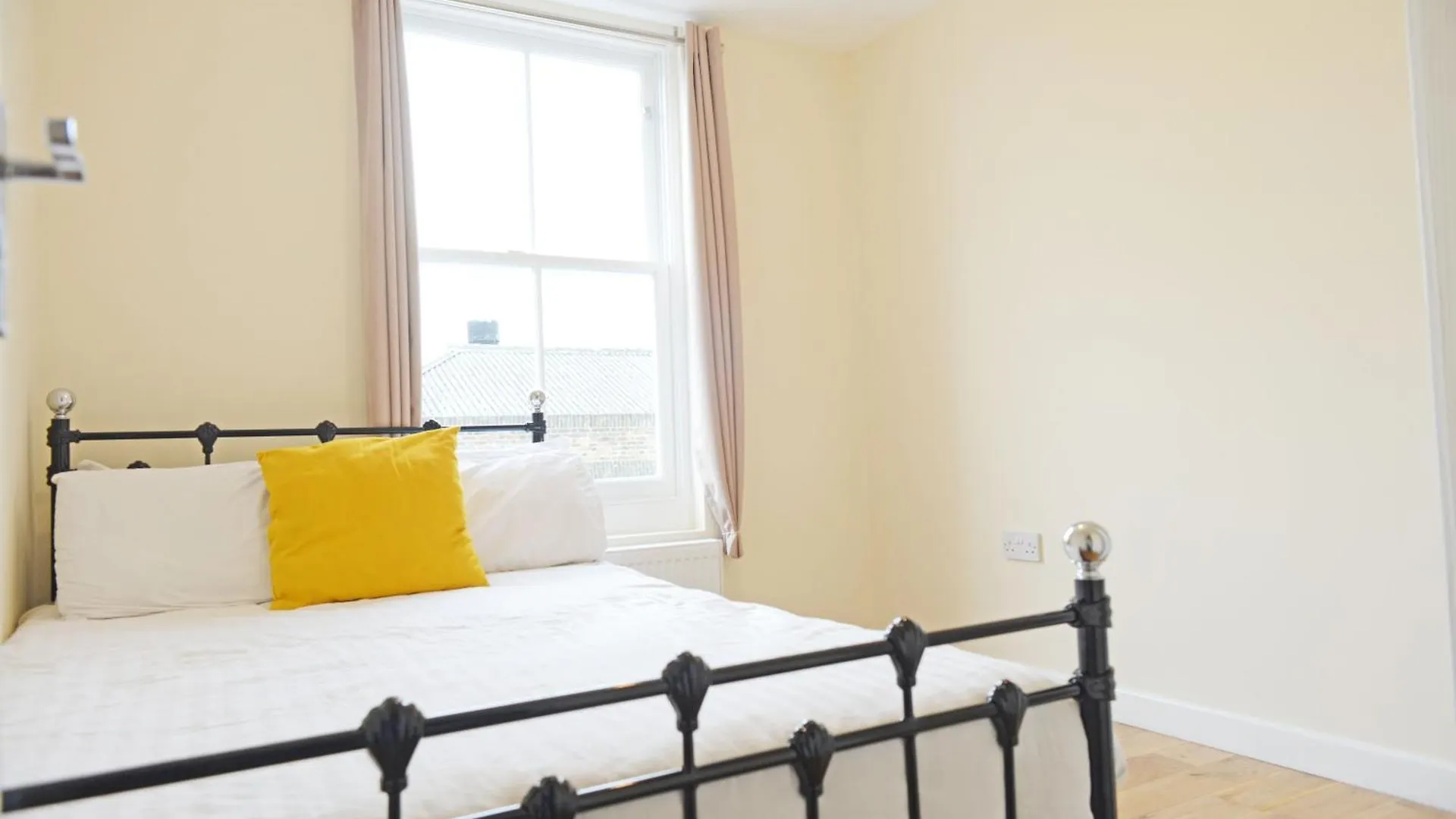 London'S Central East End 2 Bedroom City Apartments 0*, London