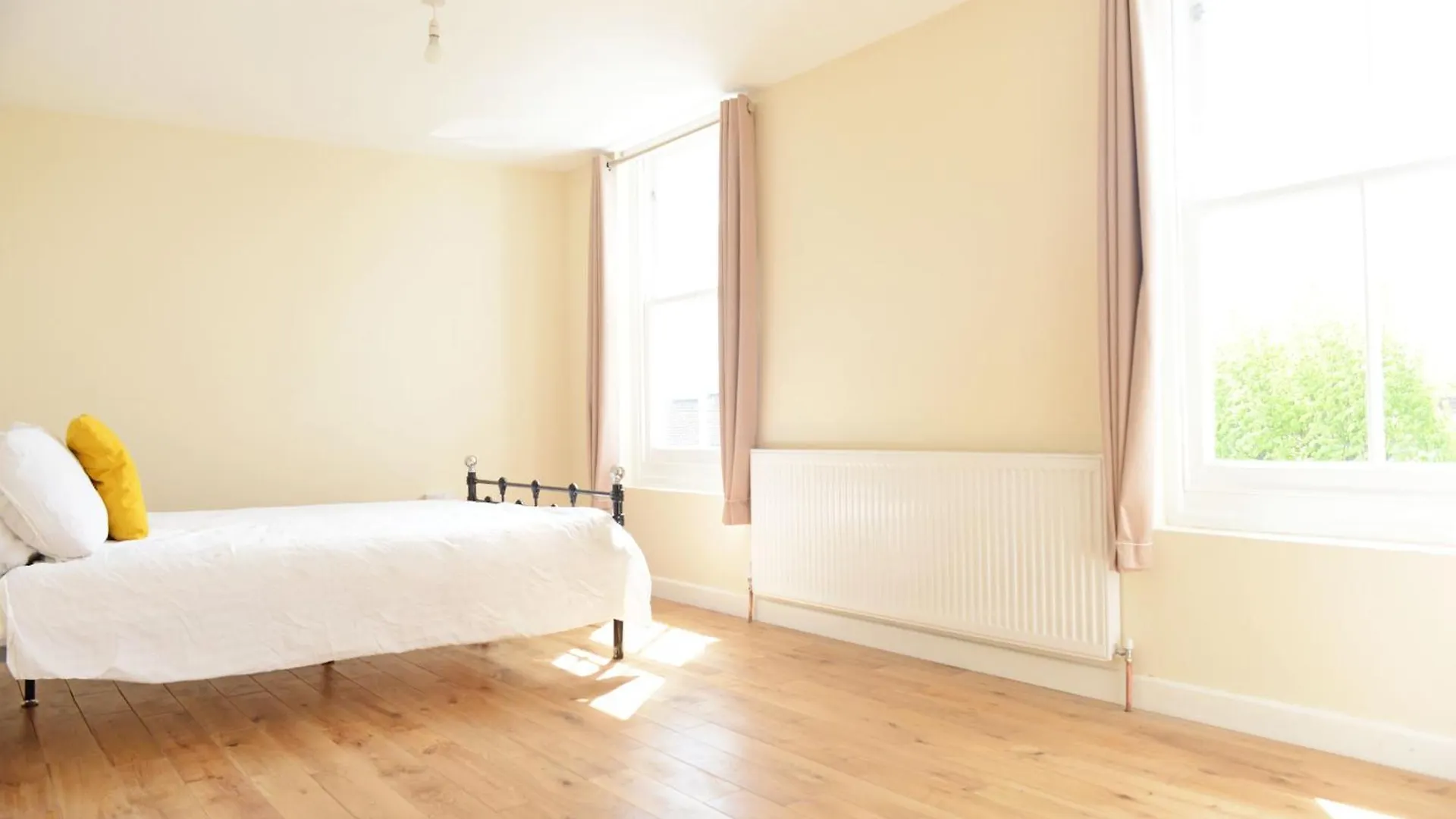 London'S Central East End 2 Bedroom City Apartments