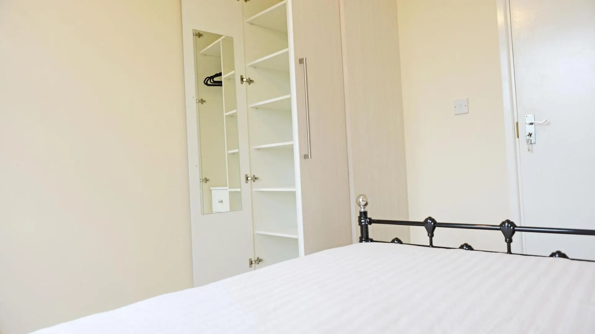 London'S Central East End 2 Bedroom City Apartments 0*, London United Kingdom