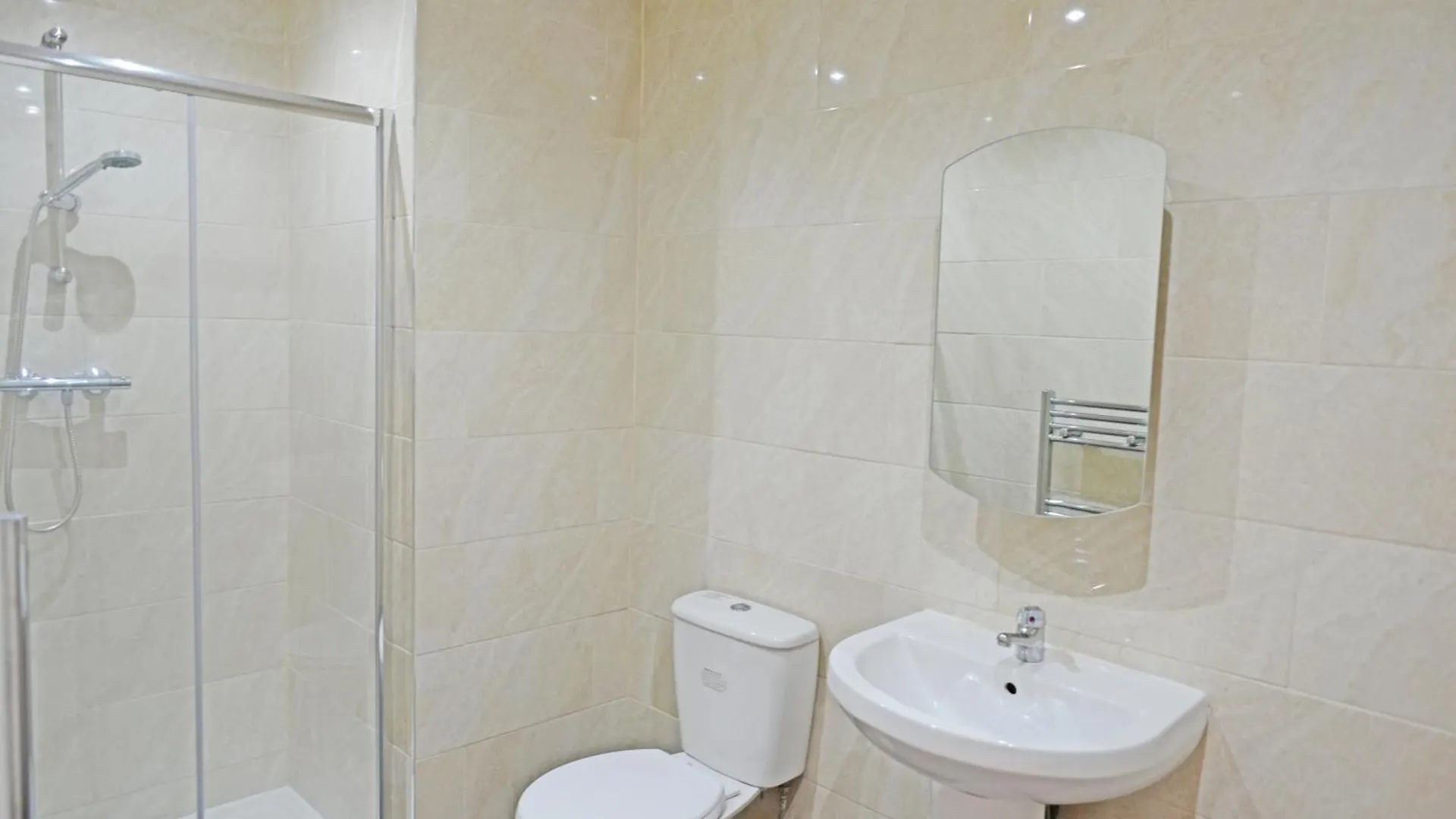 London'S Central East End 2 Bedroom City Apartments