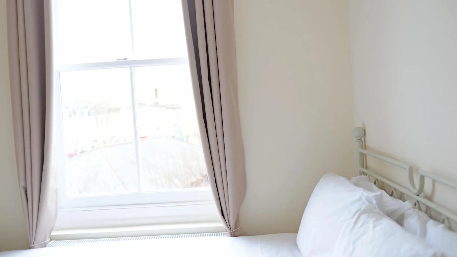 London'S Central East End 2 Bedroom City Apartments