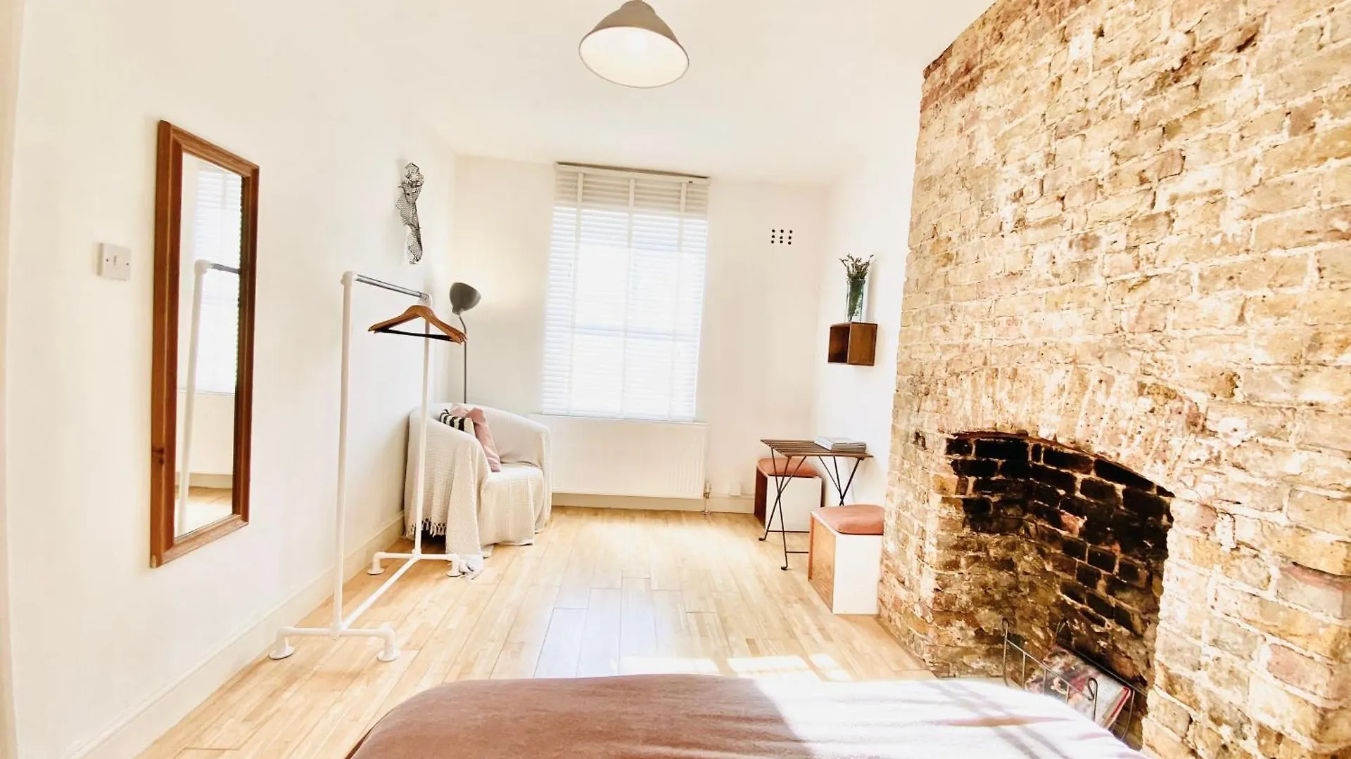 London'S Central East End 2 Bedroom City Apartments