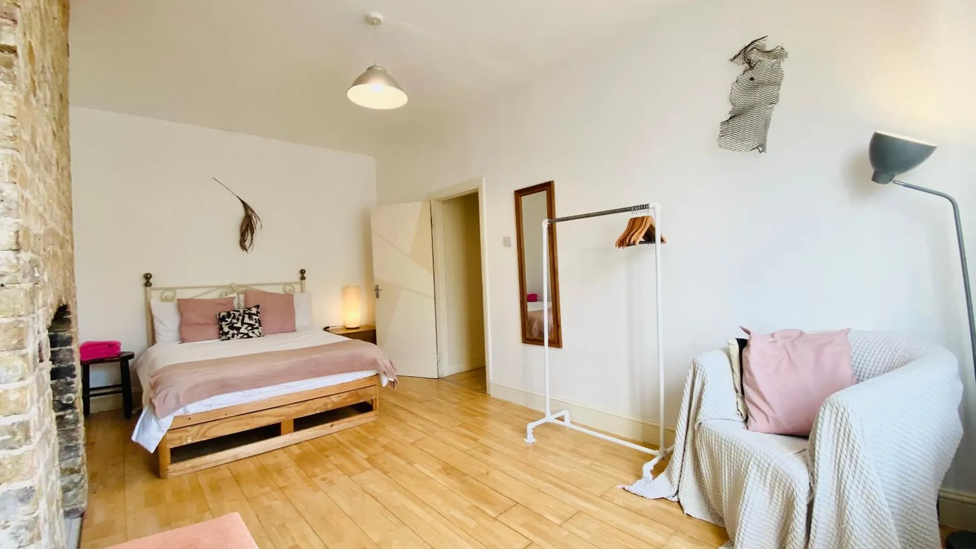 London'S Central East End 2 Bedroom City Apartments United Kingdom