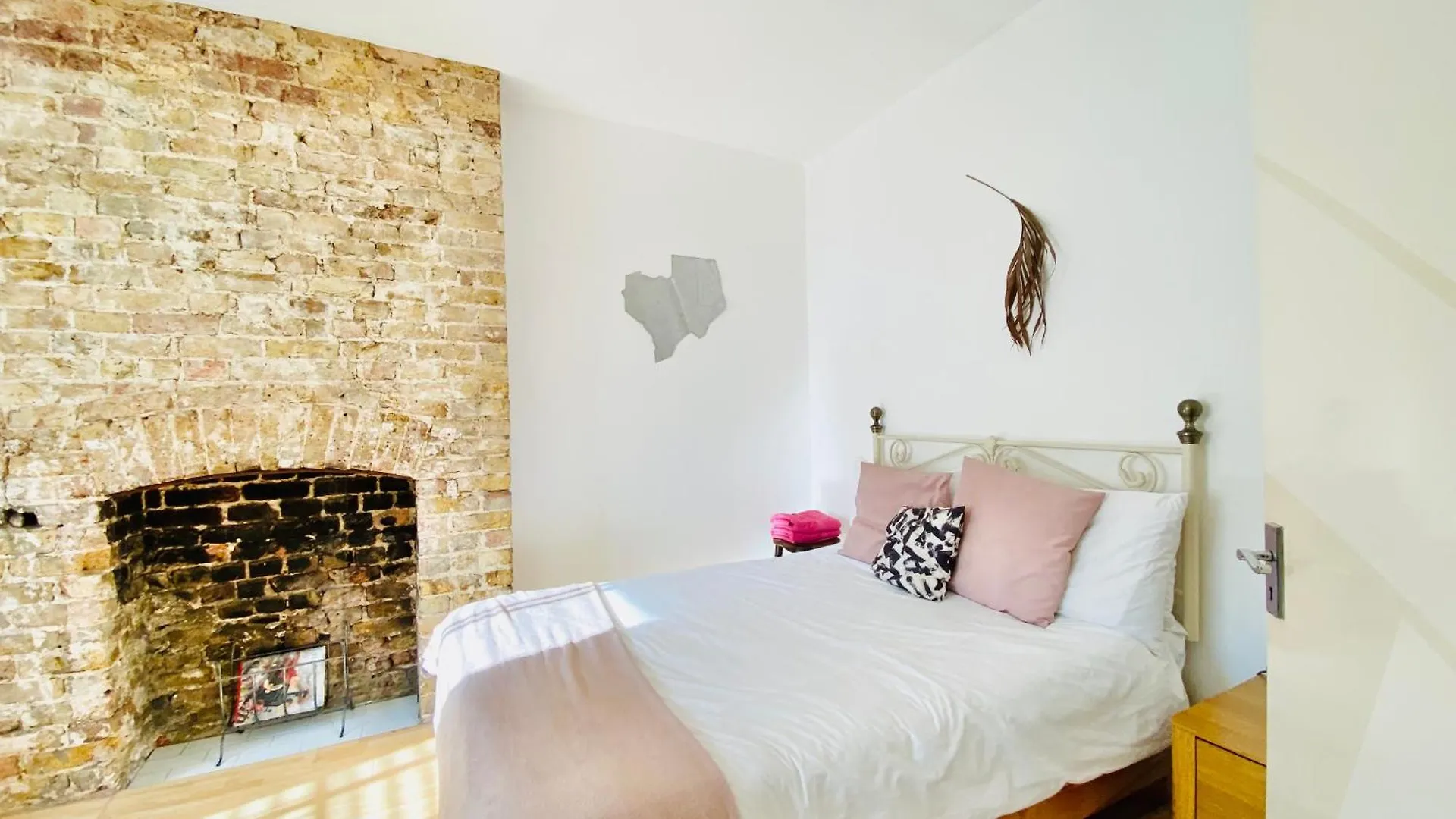 London'S Central East End 2 Bedroom City Apartments United Kingdom