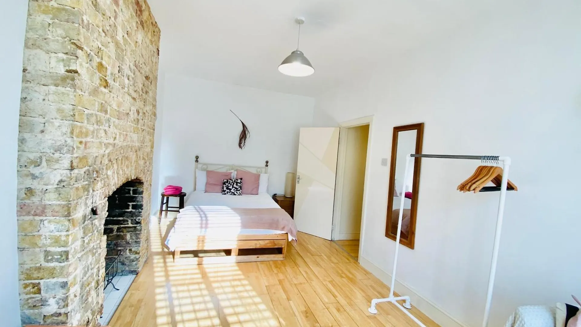 London'S Central East End 2 Bedroom City Apartments