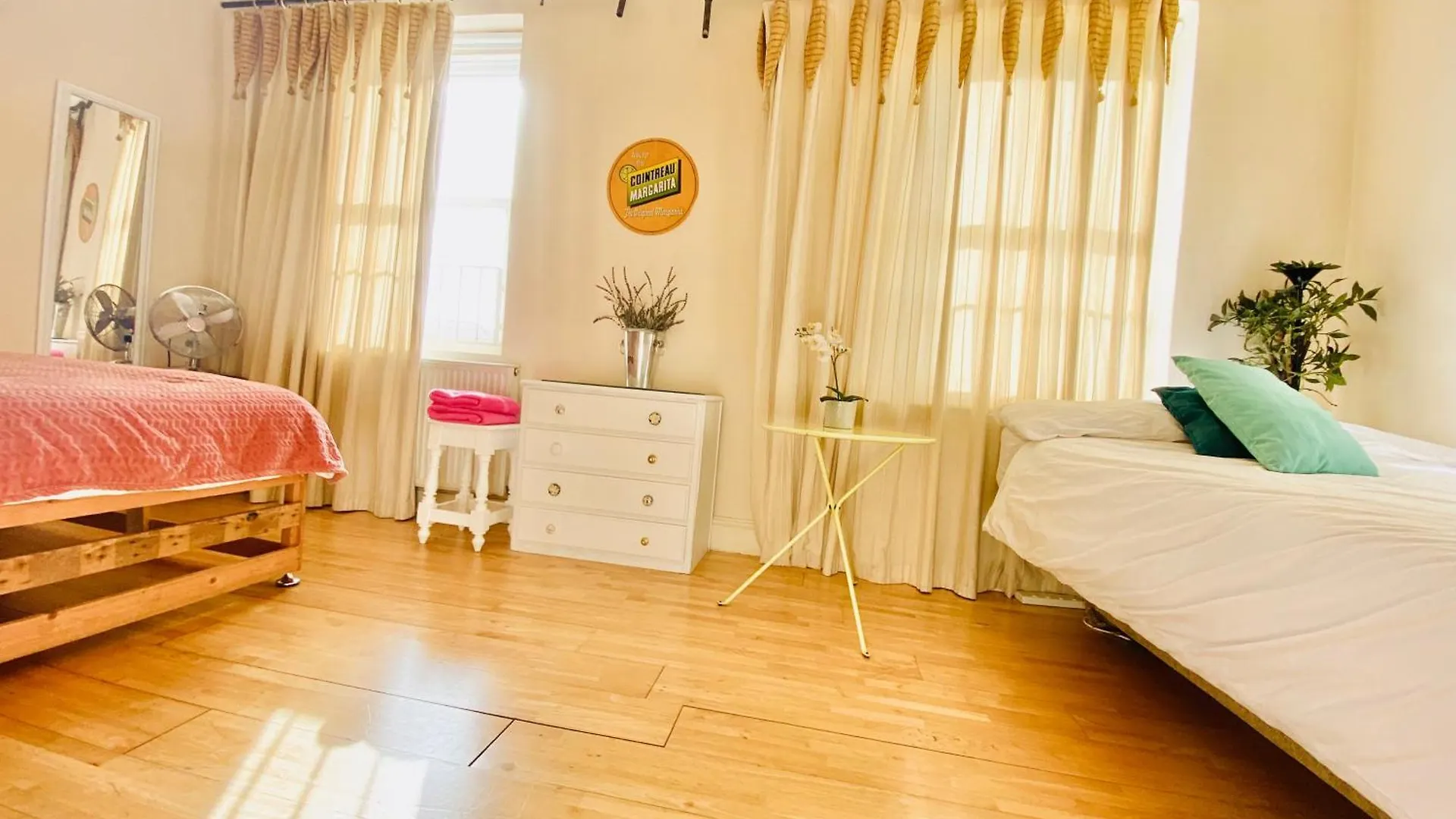London'S Central East End 2 Bedroom City Apartments