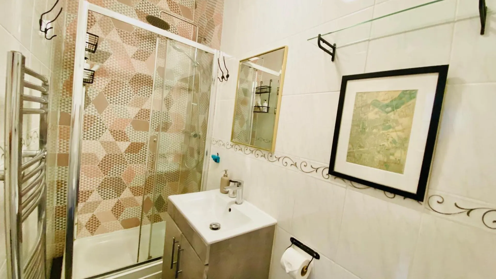 London'S Central East End 2 Bedroom City Apartments United Kingdom
