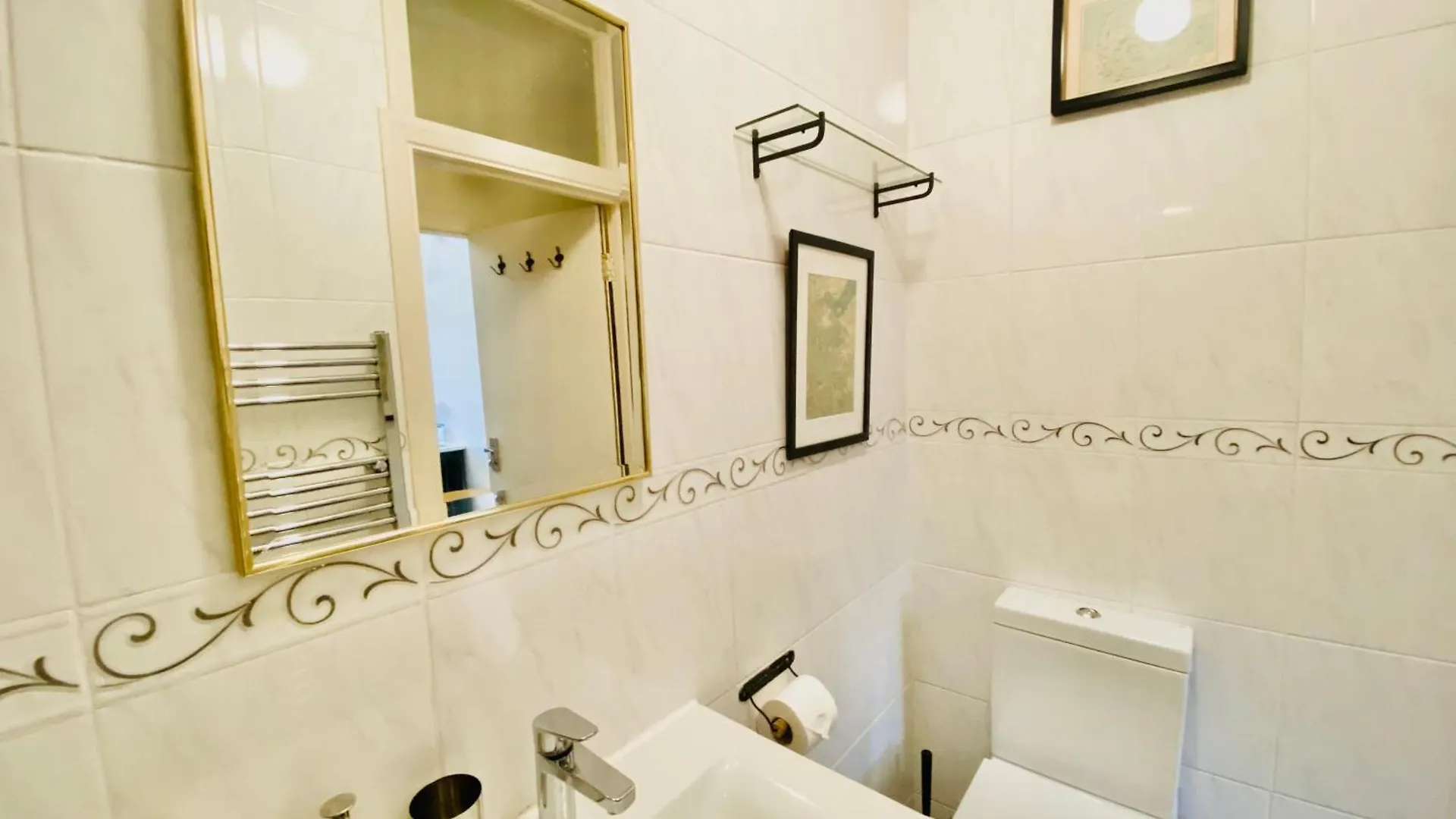 London'S Central East End 2 Bedroom City Apartments  London