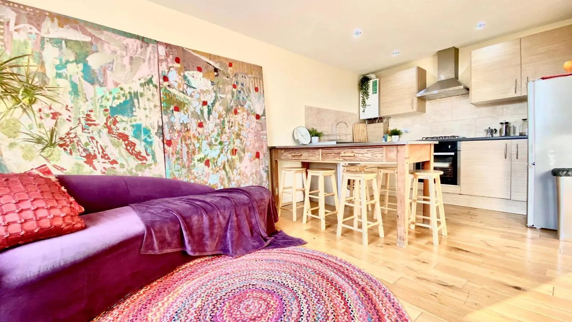 London'S Central East End 2 Bedroom City Apartments