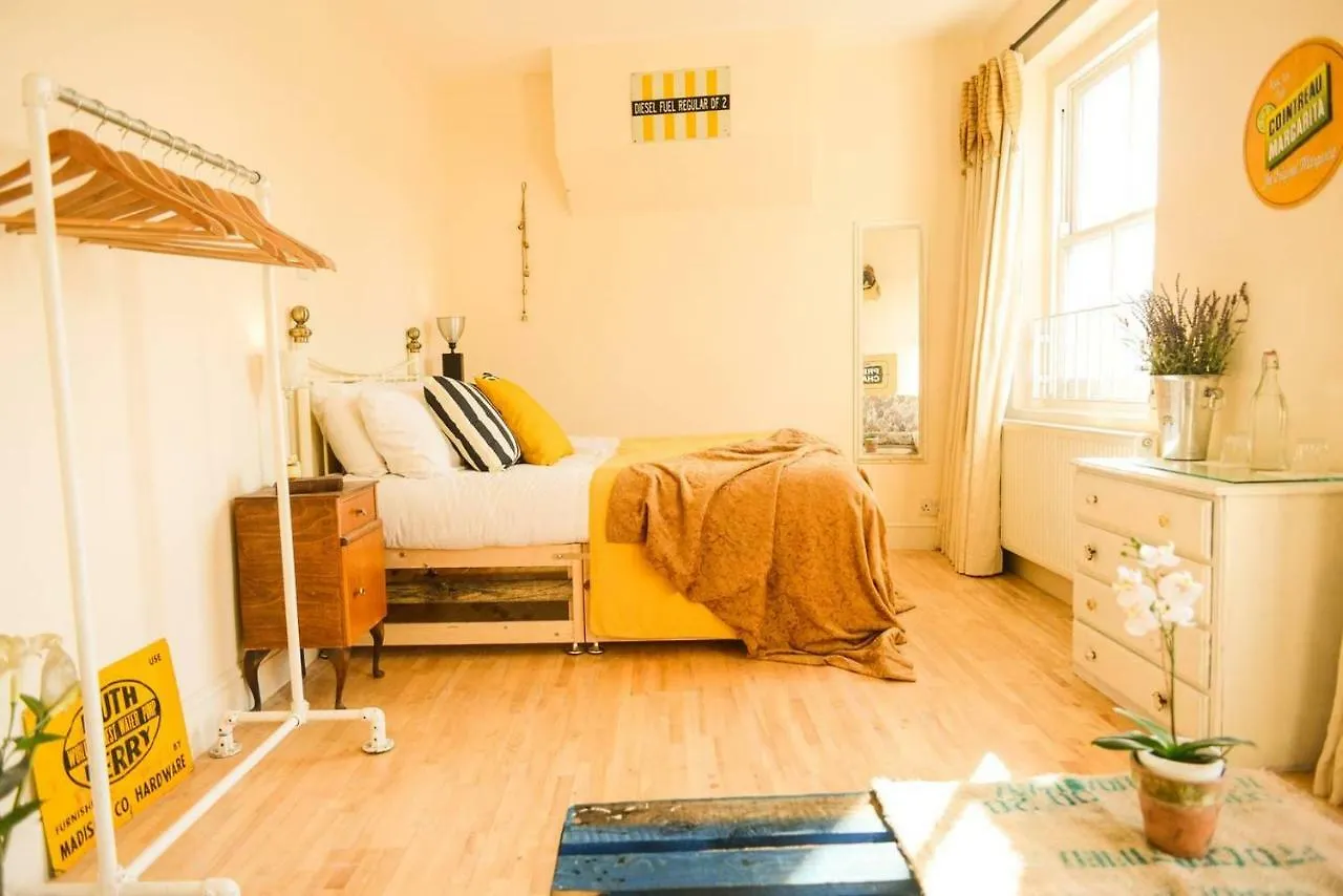London'S Central East End 2 Bedroom City Apartments United Kingdom
