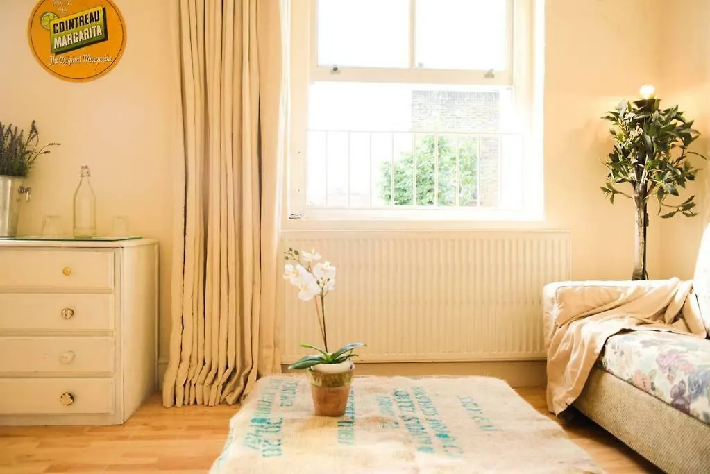 London'S Central East End 2 Bedroom City Apartments