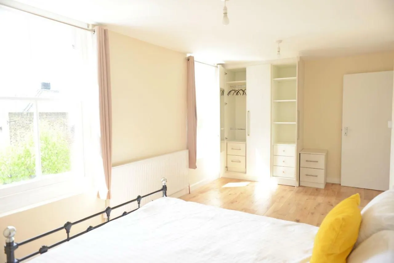 London'S Central East End 2 Bedroom City Apartments